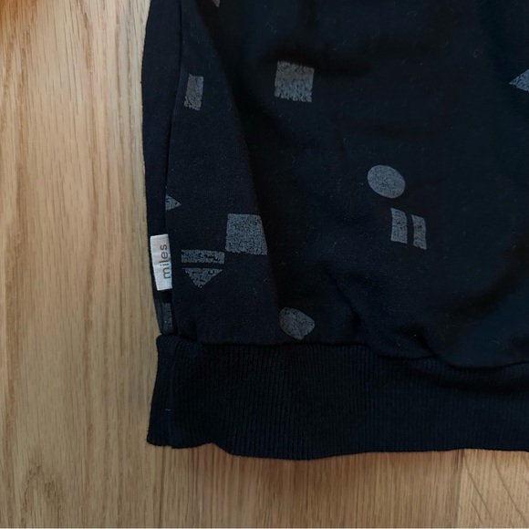 Black Geometric Ruffle Sweatshirt Size 3 - Picture 6 of 6